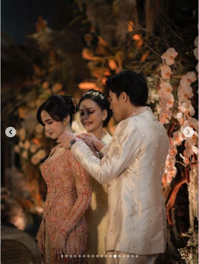 Maia Estianty pakaikan kalung berlian ke leher Syifa Hadju