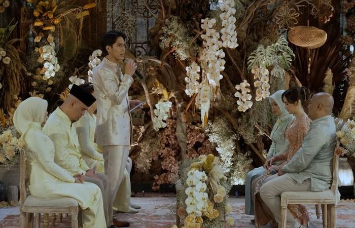 El Rumi ungkap alasan pinang Syifa Hadju dan mantap memilih sang kekasih di acara lamaran resminya