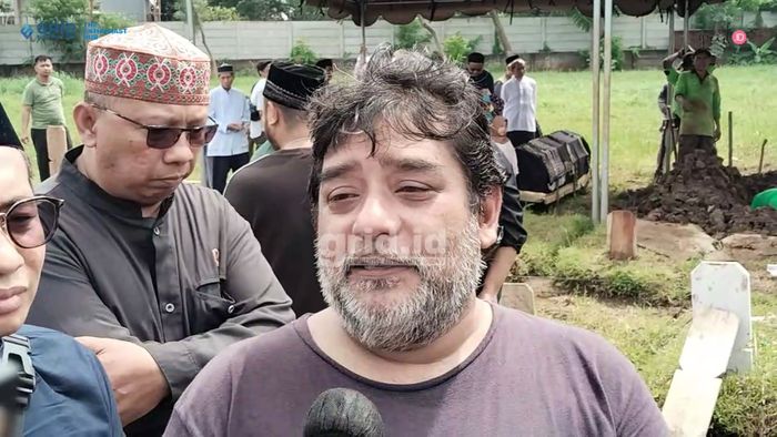 Ayah Lula Lahfah, Muhammad Feroz di TPU Rawa Terate, Jakarta Timur, Sabtu (24/1/2025).