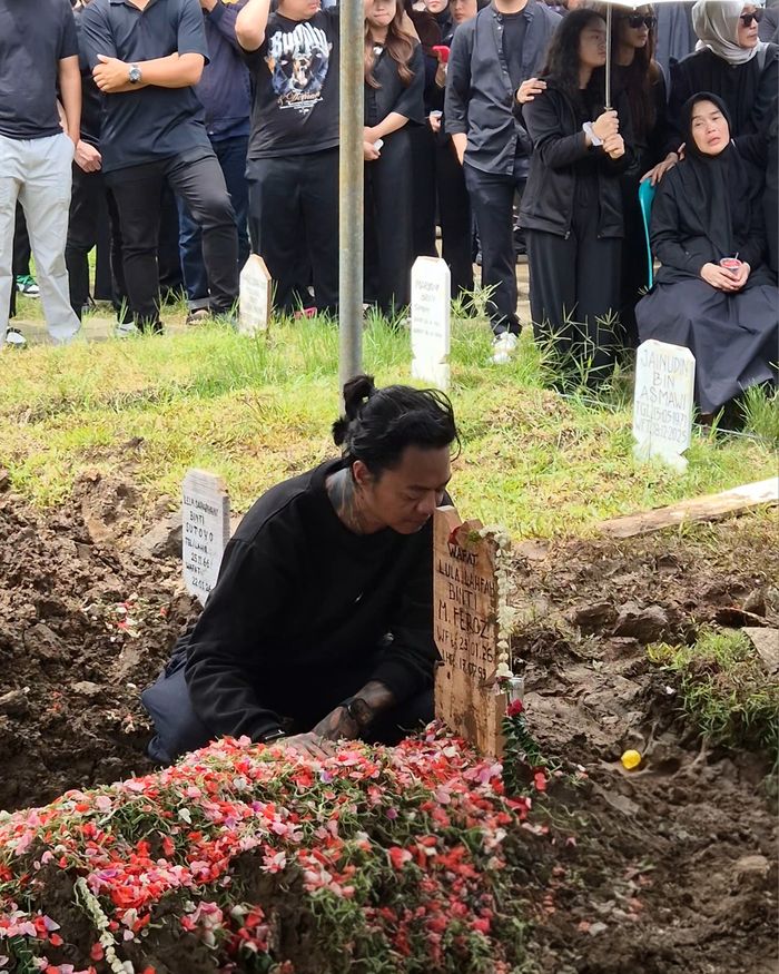 Reza Arap cium pusara Lula Lahfah di TPU Rawa Terate, Jakarta Timur, Sabtu (24/1/2025). 