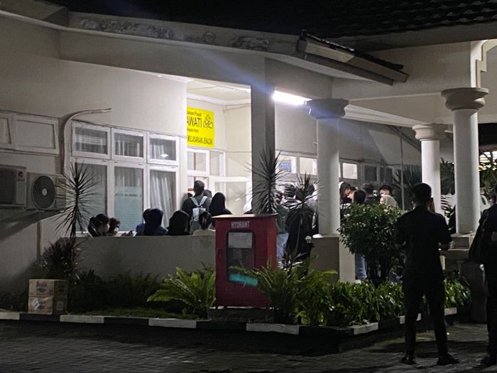 Suasana duka pun menyelimuti rumah duka RSUP Fatmawati, Jakarta Selatan, tempat jenazah Lula Lahfah disemayamkan, Jumat (23/1/2026)