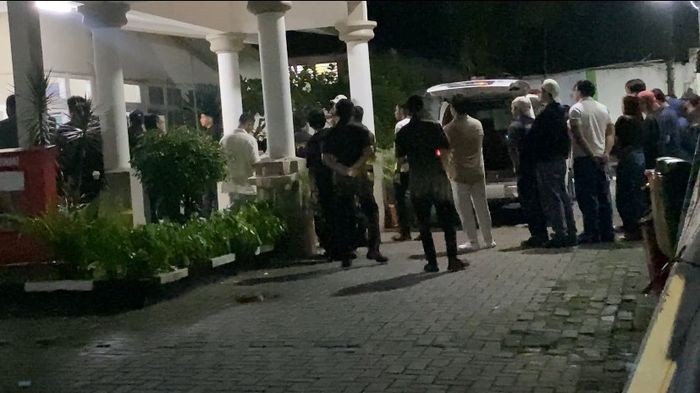 Jenazah selebgram Lula Lahfah dipindahkan dari rumah duka RSUP Fatmawati, Jakarta Selatan, pada Jumat (23/1/2026) dini hari.