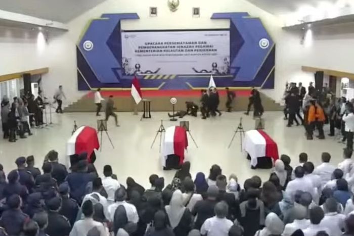 Kronologi Menteri KKP mendadak pingsan saat upacara pelepasan jenazah korban pesawat ATR 42-500, terungkap penyebabnya!