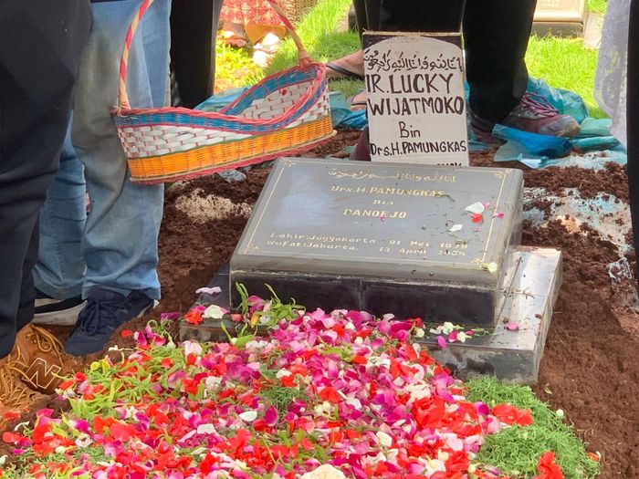 Jenazah vokalis band Element, Lucky Widja, dimakamkan di TPU Jeruk Purut, Cilandak Timur, Jakarta Selatan, Senin (26/1/2026).