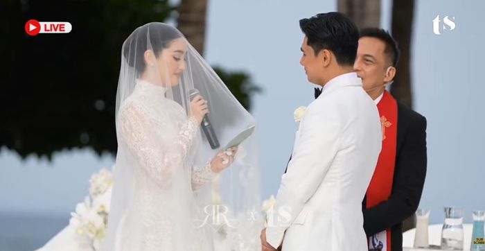 Ranty Maria dan Rayn Wijaya resmi menikah di Pulau Dewata Bali, intip potret haru pemberkatan keduanya. 