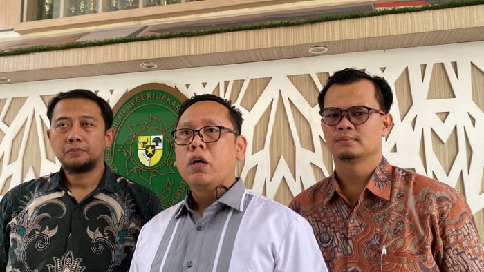 Kuasa hukum Nikita Mirzani, Maruli Sianturi saat ditemui di Pengadilan Negeri Jakarta Selatan, Selasa (03/02/2026).