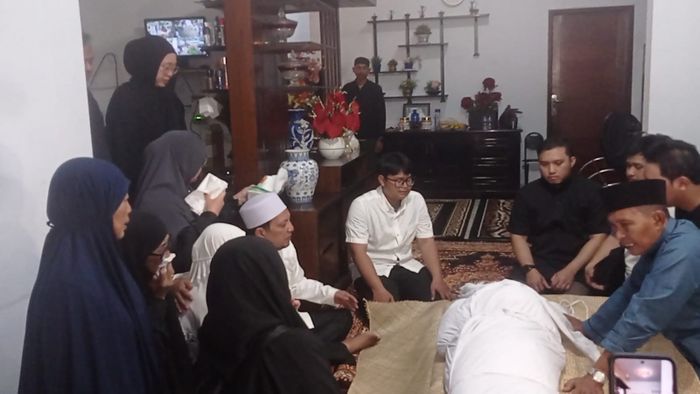 Duka mendalam tengah dirasakan Apoy Wali. Ayah Apoy Wali, Haji Aceng Madari meninggal dunia, Rabu (4/2/2026).