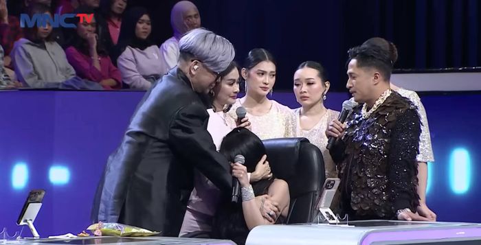 Momen saat Denada menangis saat memandu acara di sebuah stasiun TV. Dari momen inilah, Caren Delano, Iis Dahlia dan Irfan Hakim kena imbas.