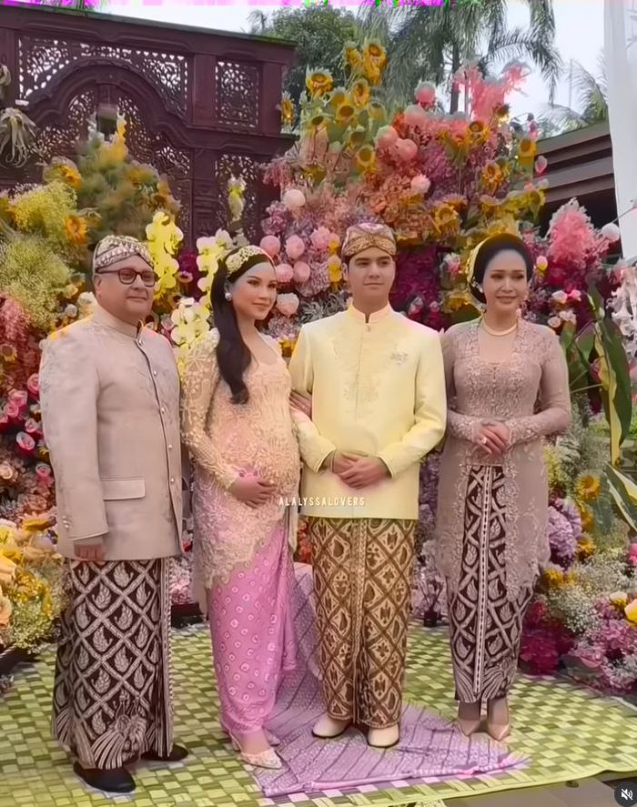 Penampilan cantik Maia Estianty di acara 7 bulanan Alyssa Daguise mendadak jadi sorotan, anggun pakai kebaya silver.