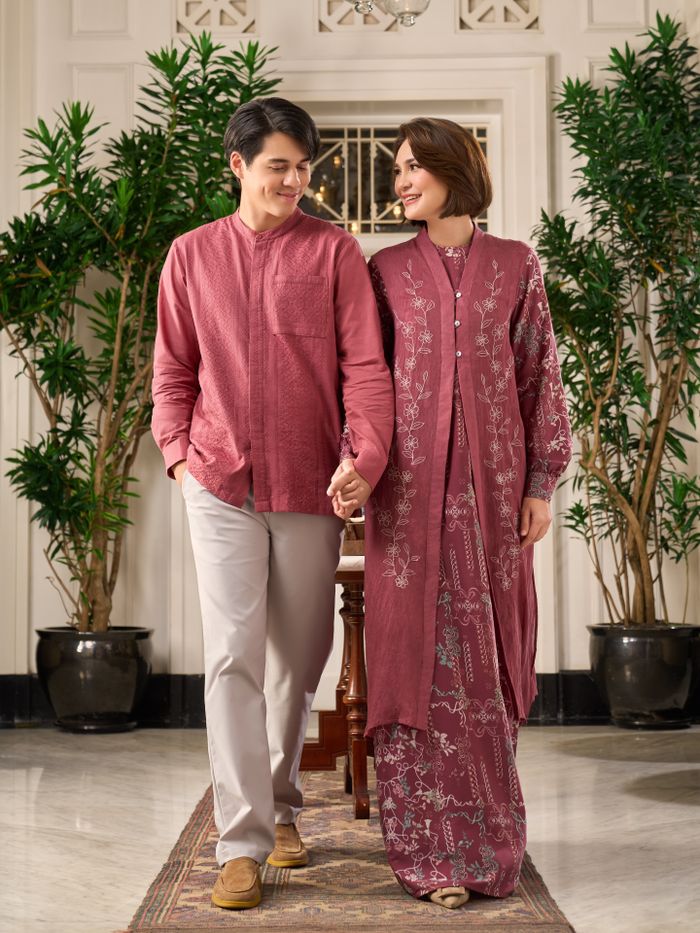 Intip busana lebaran Luna Maya dan Maxime Bouttier, tampil serasi dengan busana merah muda jelang Ramadan 2026.