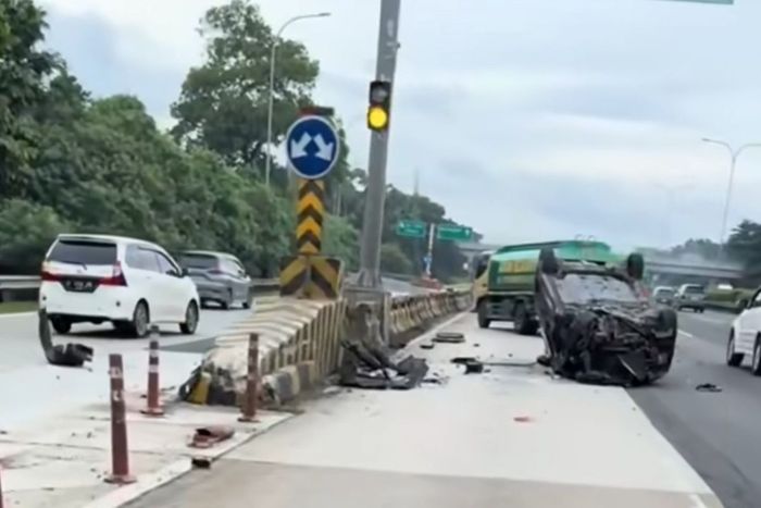 Kronologi model Diva Siregar alami kecelakaan di Tol Jagorawi, mobil ringsek hingga terbalik, begini kondisi sang artis.