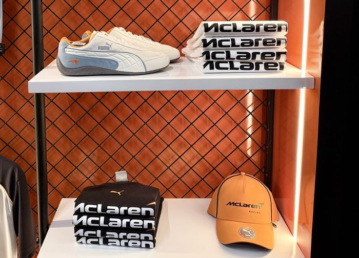 Warna orange, putih, biru, dan hitam, cukup dominan dalam koleksi PUMA x McLaren.