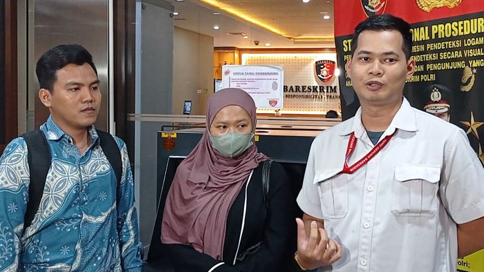 Yuni, mantan ART Inara Rusli bersama kuasa hukumnya, Muhammad Isa Bustomi ditemui di Bareskrim Mabes Polri, Jumat (13/2/2026).