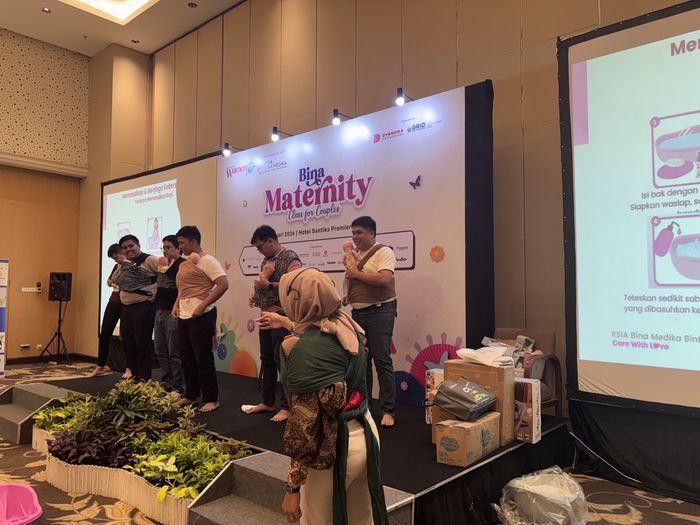 Kompetisi menggendong newborn bersama para calon ayah