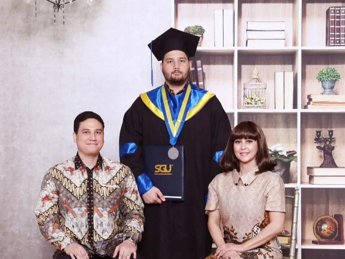 Meriam Bellina dan kedua putranya. 