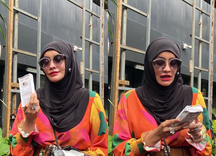 Doktif menyoroti produk bertuliskan White Tomato yang dikaitkannya dengan Richard Lee.