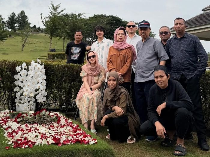 BCL, Tiko Aryawardhana, dan keluarga berziarah ke makan Ashraf Sinclair jelang Ramadan.