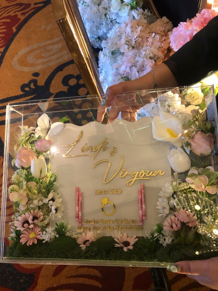 Mas kawin yang diberikan Virgoun kepada Lindi Fitriyana di hari pernikahan.