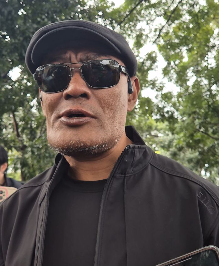 Deddy Corbuzier di pemakaman Vidi Aldiano.