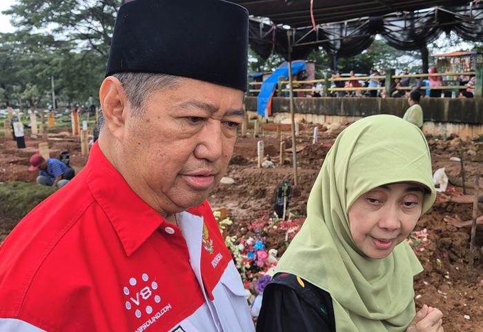 Ayah dan Ibunda Vidi Aldiano saat ditemui di TPU Tanah Kusir, Senin (9/3/2026).