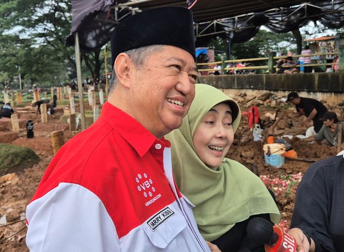 (Ayah dan ibu Vidi Aldiano saat ditemui di TPU Tanah Kusir, Senin (9/3/2026)).