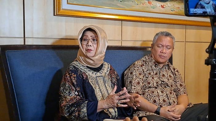 Mantan ibu angkat Ammar Zoni, Titiek Haryati dan tim kuasa hukumnya, saat ditemui di kawasan Kemang, Jakarta Selatan, Rabu (11/3/2026). 