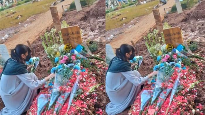 Sheila Dara ziarah di makam Vidi Aldiano.