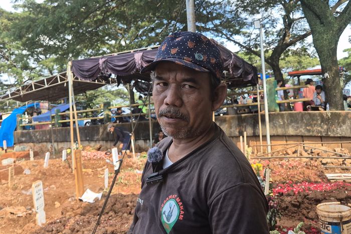 Djamuri, perawat makam Vidi Aldiano saat ditemui di TPU Tanah Kusir, Jakarta Selatan, Jumat (13/2/2026). 