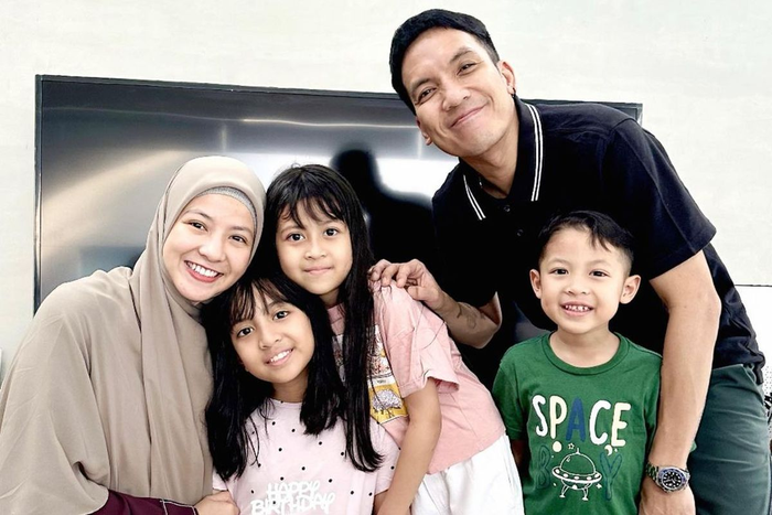 Desta ungkap alasan cerai dengan Natasha Rizky, sang presenter sebut rasa sayang ke mantan istri tak akan pernah luntur. 