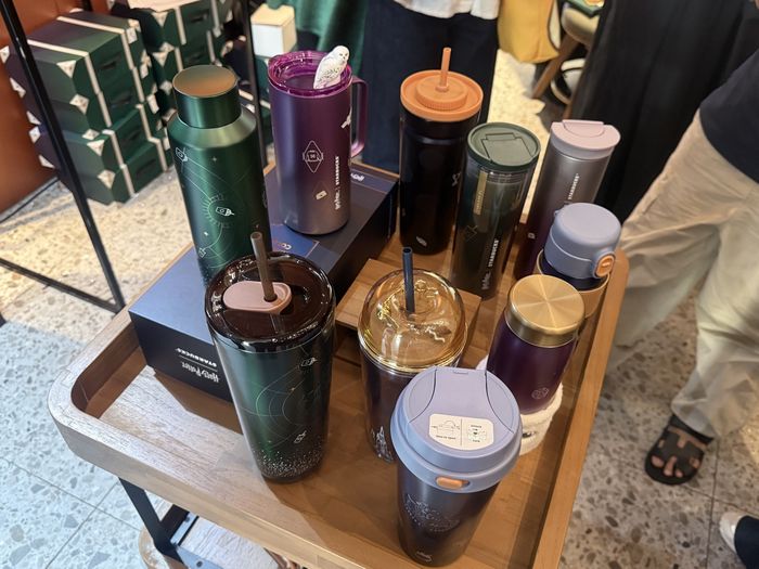 Merchandise eksklusif dari kolaborasi Starbucks x Harry Potter.