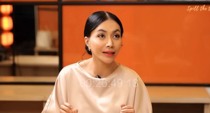 Terkuak alasan Denada kirim Ressa ke keluarga Banyuwangi, sang penyanyi bantah tudingan buang sang anak. 