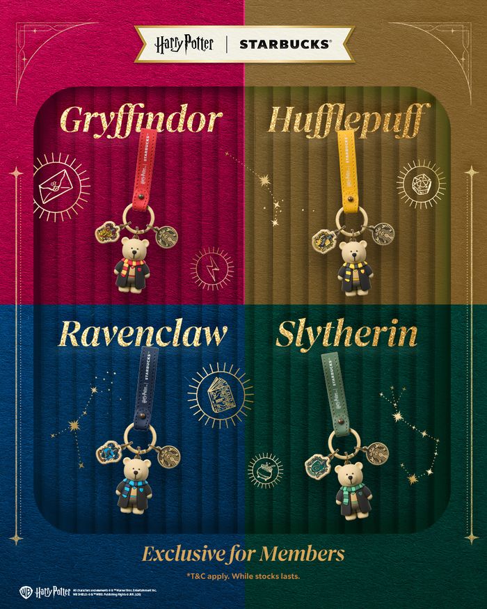 Gantungan kunci Bearista&reg; dalam blind box dengan jubah ala Hogwarts.