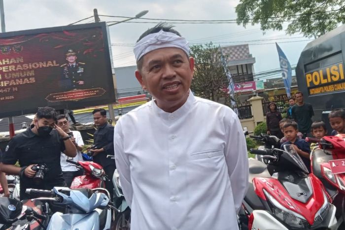 Dedi Mulyadi sebut pendapatan pajak Jabar melejit 3 kali lipat, janji bakal perbaiki jalan hingga saluran air. 