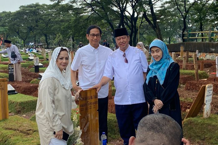 Memes dan Addie MS bertemu orang tua Vidi Aldiano di TPU Tanah Kusir, Jakarta Selatan pada Sabtu (21/3/2026).