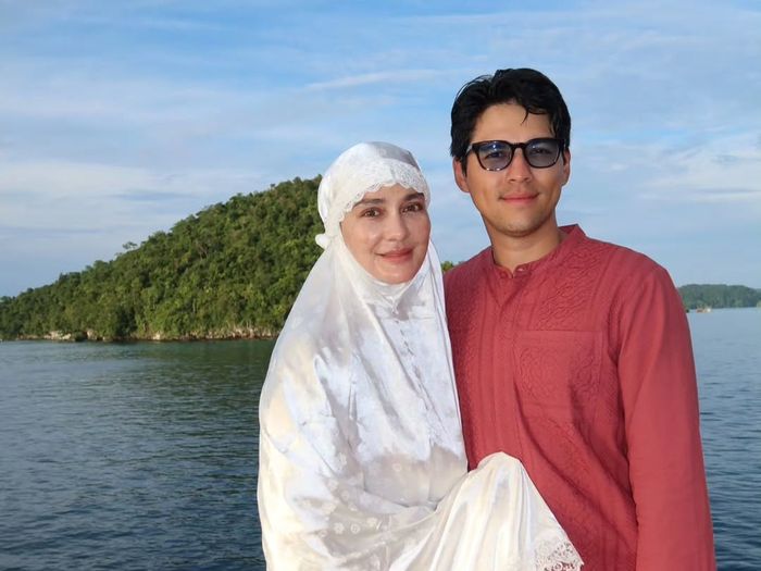 Intip potret Luna Maya dan Maxime Bouttier salat Idul Fitri di atas kapal Phinisi di Raja Ampat, netizen salut!