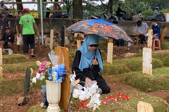 Besbarini, ibunda Vidi Aldiano saat ditemui di TPU Tanah Kusir, Jakarta Selatan pada Minggu (22/3/2026).