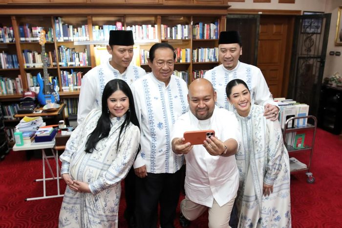 Intip cantiknya Annisa Pohan rayakan Lebaran bareng keluarga, baby bump istri AHY terpampang nyata hingga jadi sorotan!