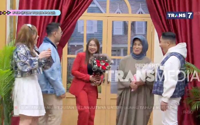 Meisita Lomania mendapatkan tamu kejutan di hari ulang tahunnya yang ke-37 tahun.