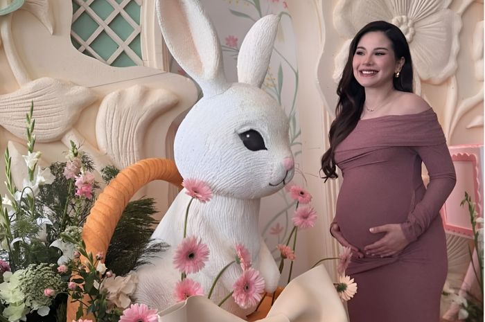 Alyssa Daguise tampil memesona dalam balutan long dress sederhana berlengan panjang yang anggun