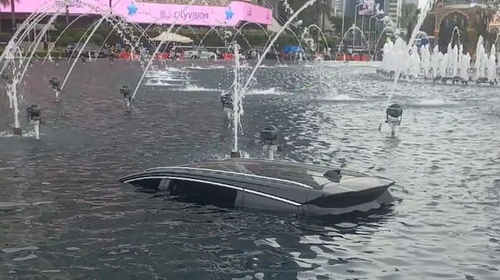 Kronologi mobil listrik nyemplung di kolam Bundaran HI, sempat tabrak pembatas jalan hingga polisi ungkap penyebabnya!