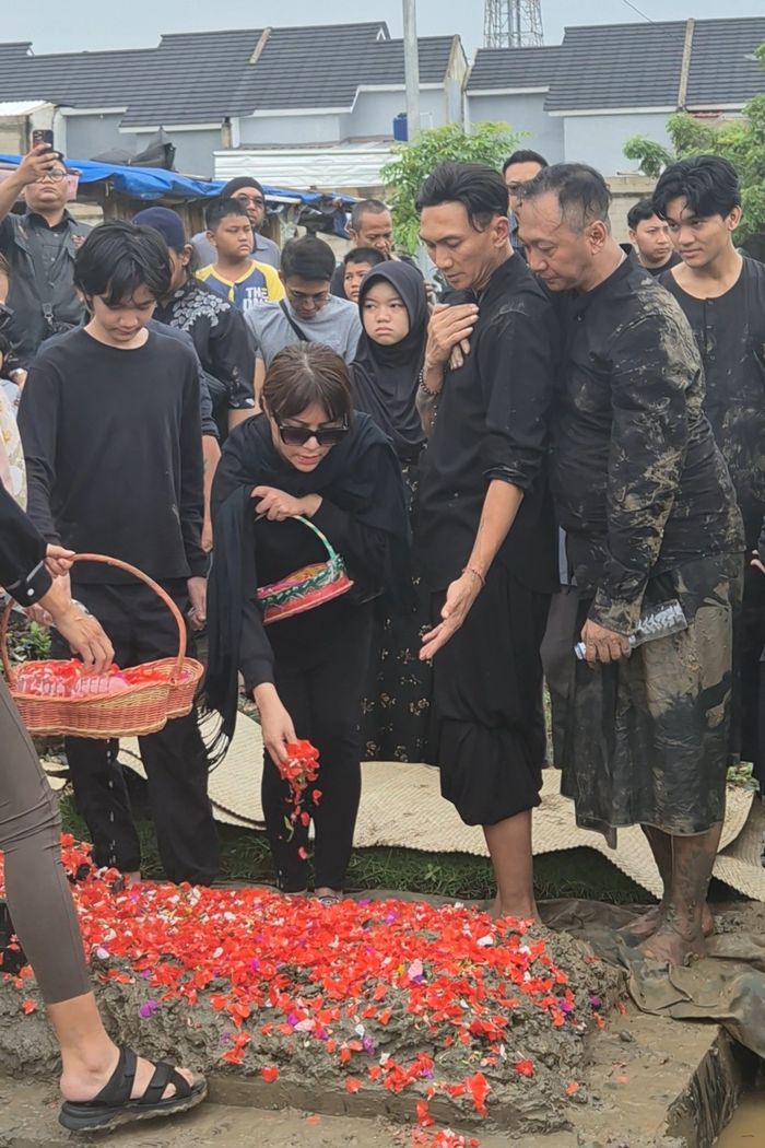 Wina Natalia di pemakaman ibunda Anji di TPU Mangun Jaya, Tambun Selatan, Kabupaten Bekasi, pada Jumat (27/3/2026).