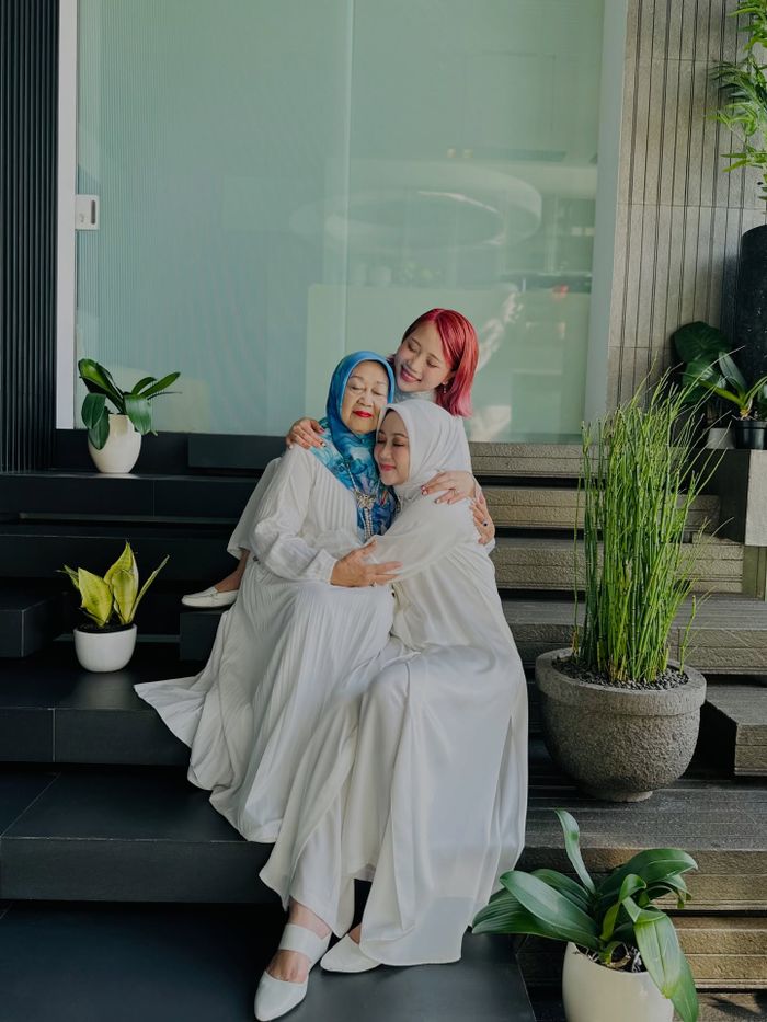 Atalia Praratya pilih rayakan Idul Fitri bareng sang putri usai cerai dari Ridwan Kamil, intip momen seru perayaan Lebaran sang politisi. 