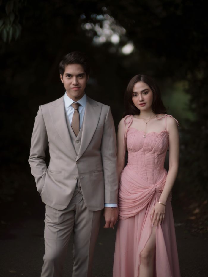Syifa Hadju pamer foto prewedding ala princess  dengan El Rumi, netizen malah salfok dengan harga kalung sang artis.