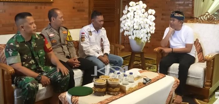 Kronologi oknum ustaz di Karawang dikeroyok warga akibat dugaan perselingkuhan, Dedi Mulyadi ikut turun tangan.