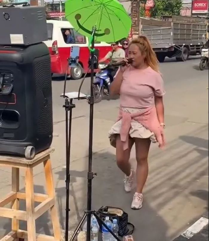 Pinkan Mambo ngamen di pinggir jalan