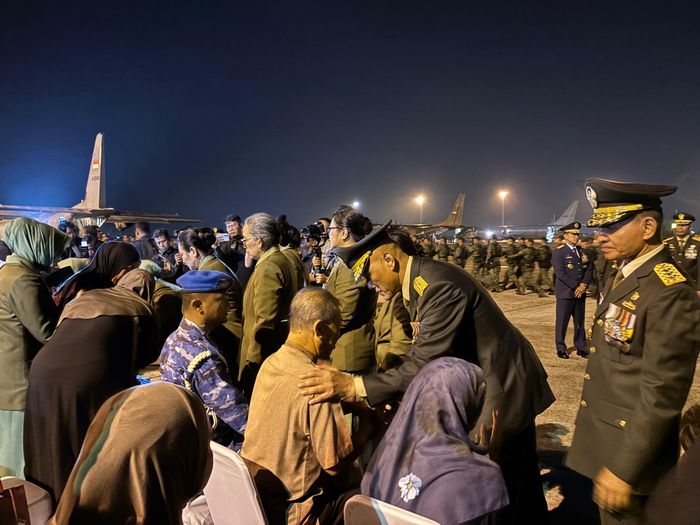 Keluarga korban prajurit TNI yang gugur dalam misi perdamaian dunia di Lebanon Selatan di Bandara Soekarno Hatta, Tangerang, Sabtu (4/4/2026). 