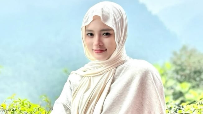 Inara Rusli ngaku kehilangan job dan sulit gaji karyawan gegera isu perselingkuhan dengan Insanul Fahmi. 