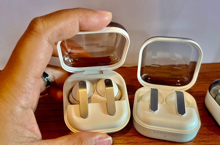 Samsung Galaxy Buds 4 Pro, perbandingan warna  warna pink gold dan putih