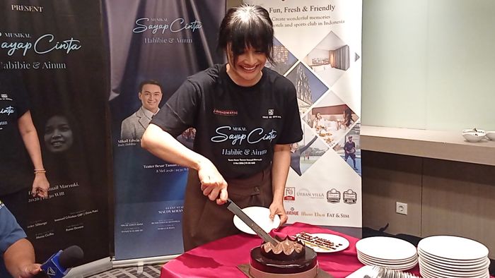 Maudy Koesnaedi mendapat kejutan ulang tahun di usia yang menginjak 51.