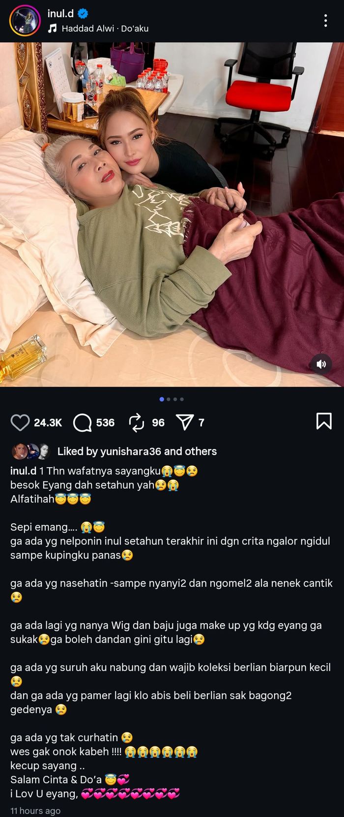 Pedangdut Inul Daratista mengenang satu tahun kepergian Titiek Puspa.                               